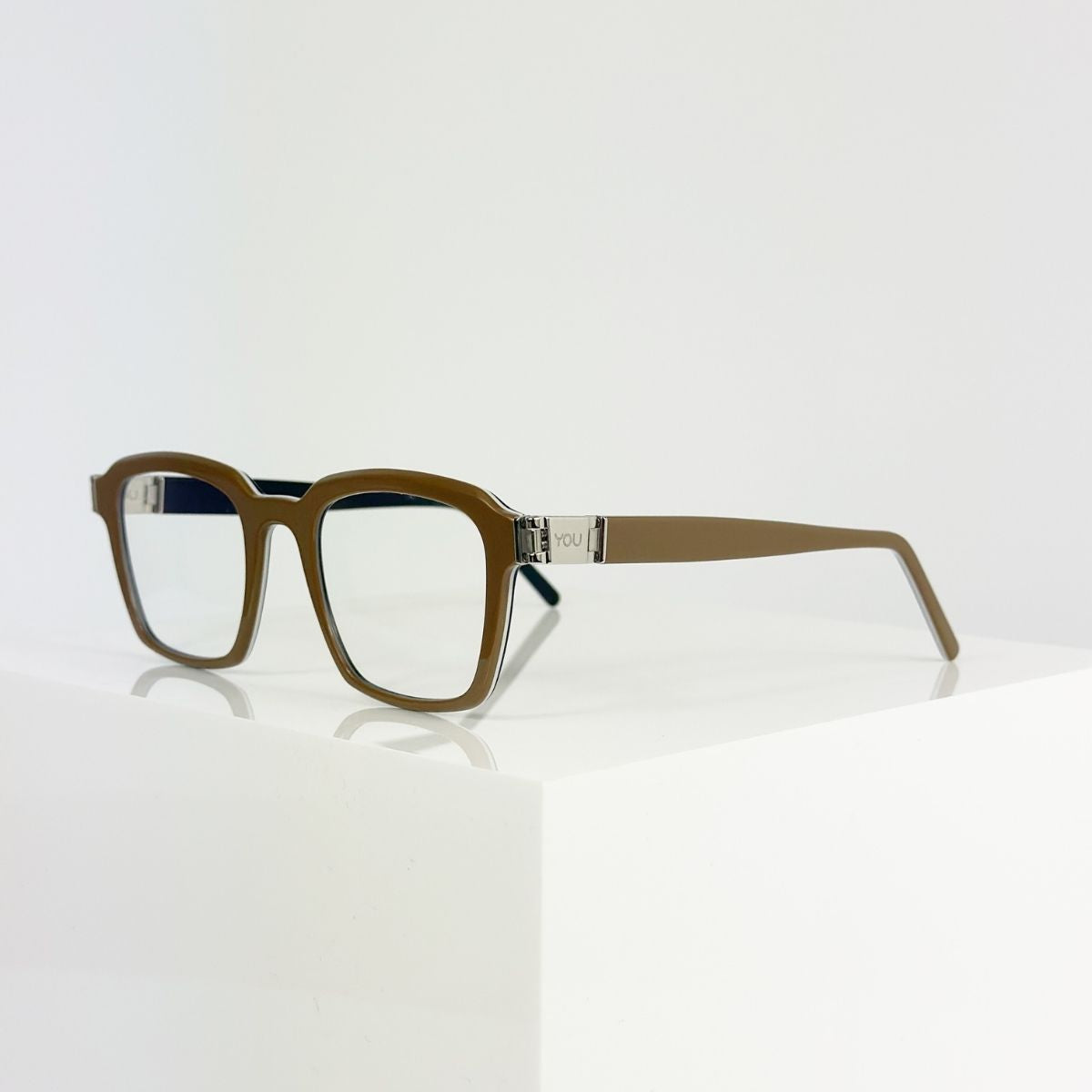 YQU Korrekturbrille mit drehbaren Bügeln, beige-schwarzer Acetat-Rahmen vor hellem Hintergrund
